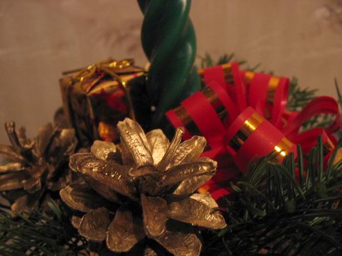 Picture of a nice Christmas ornament that sits on my table