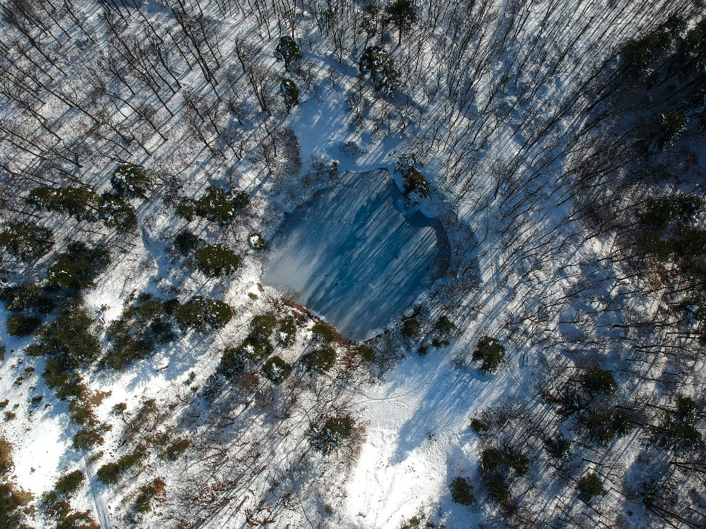Lacul Albastru iarna văzut din dronă