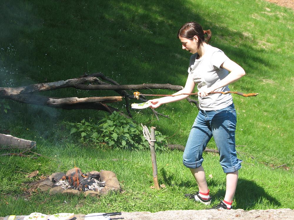 Ioana picură slănină pe pâine.