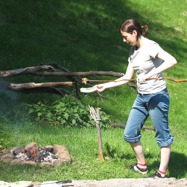 Ioana picură slănină pe pâine.
