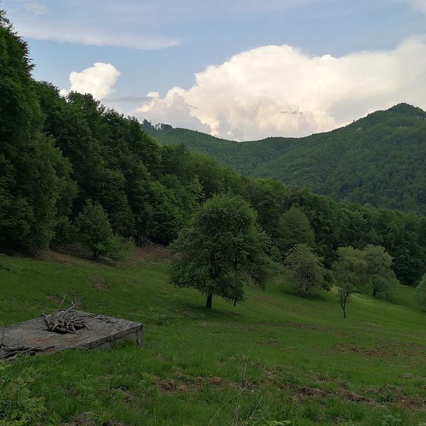 Bazinul (construcția de beton) și Dealul Minei